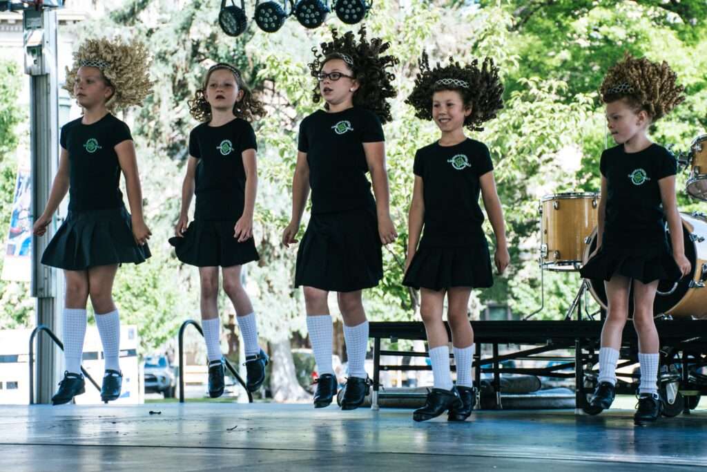 enfants qui danse sur scène