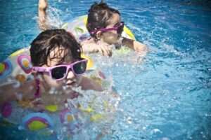 photos de deux enfants dans une piscine