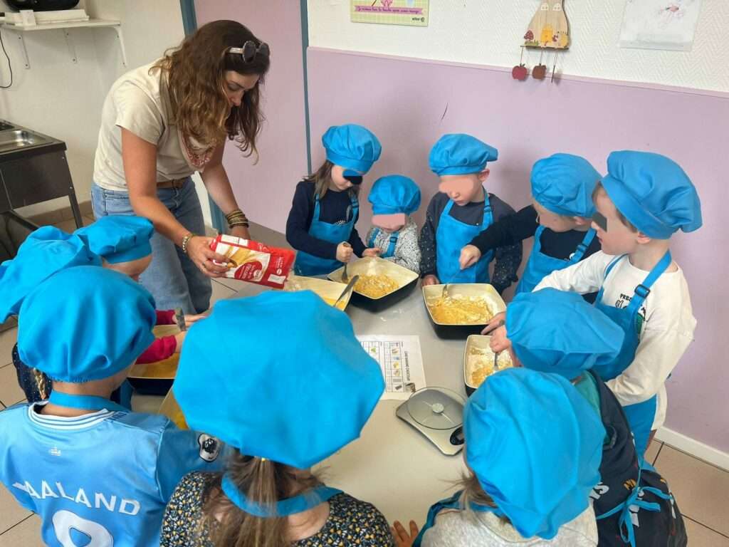 Élèves de maternelle entrain de préparer des gâteaux